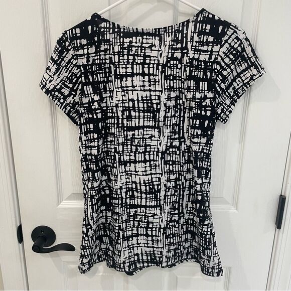 Dress Barn Abstract Black and White Faux Wrap V Neck Rousched Top Women’s Size M - Picture 4 of 4
